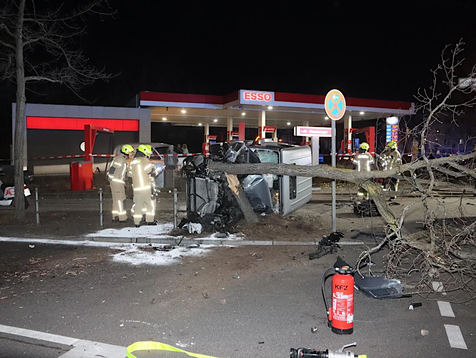 Unfall: Kudamm-Raser fährt mit Mercedes in Tankstelle, mehrere Verletzte