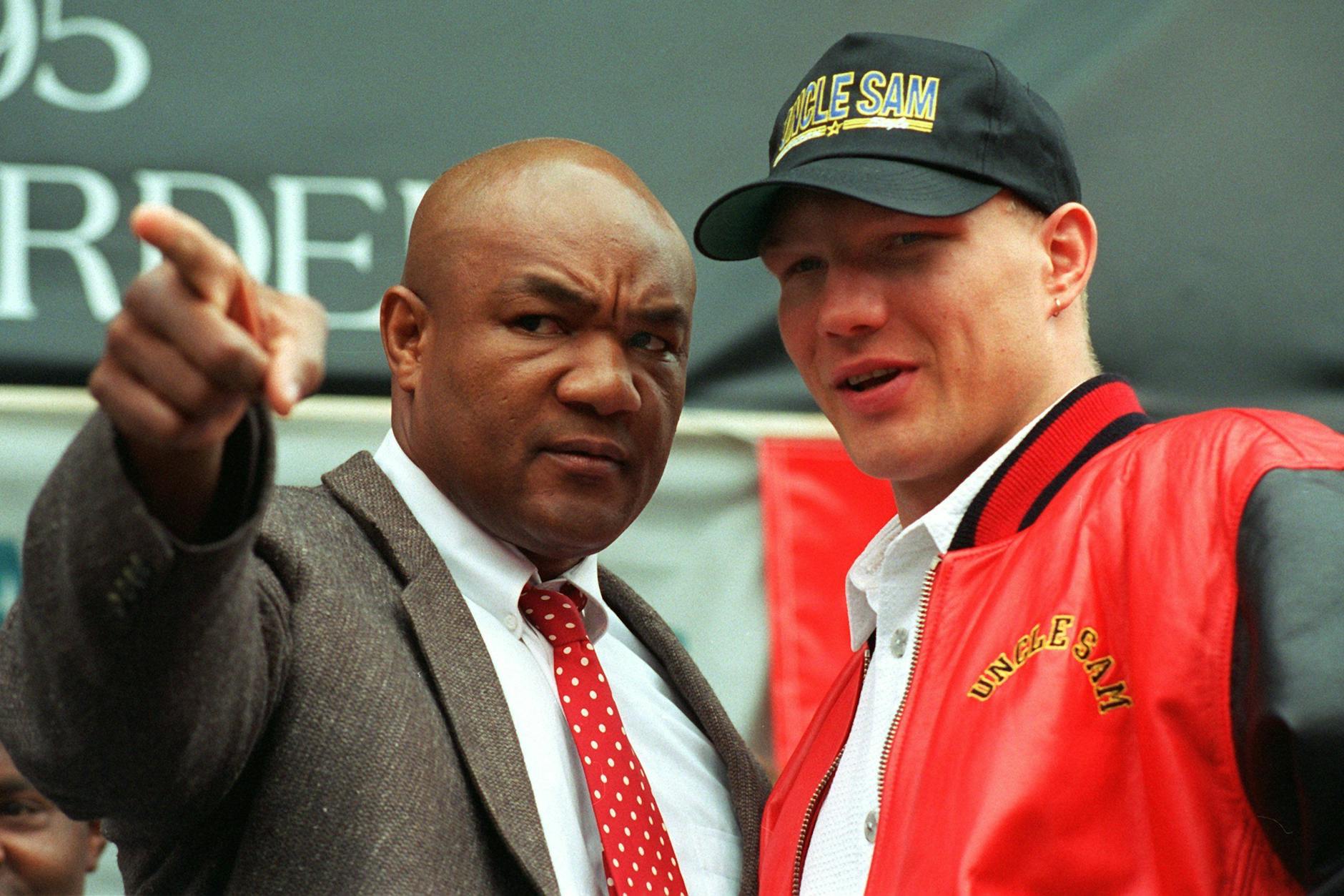 April 1995: Schwergewichtsweltmeister George Foreman (l.) nach dem Wiegen mit seinem Herausforderer Axel Schulz.