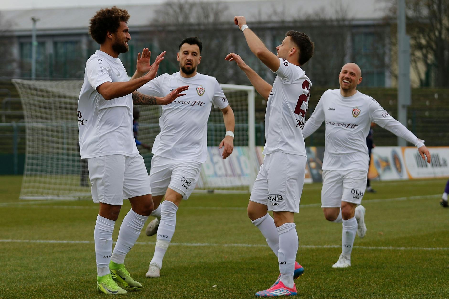 Nach dem 1:0 im Berliner Pokal-Viertelfinale wird der Torschütze Kevin Lankford (l.) von Rufat Dadashov (2.v.l.) und seinen Kollegen gefeiert.