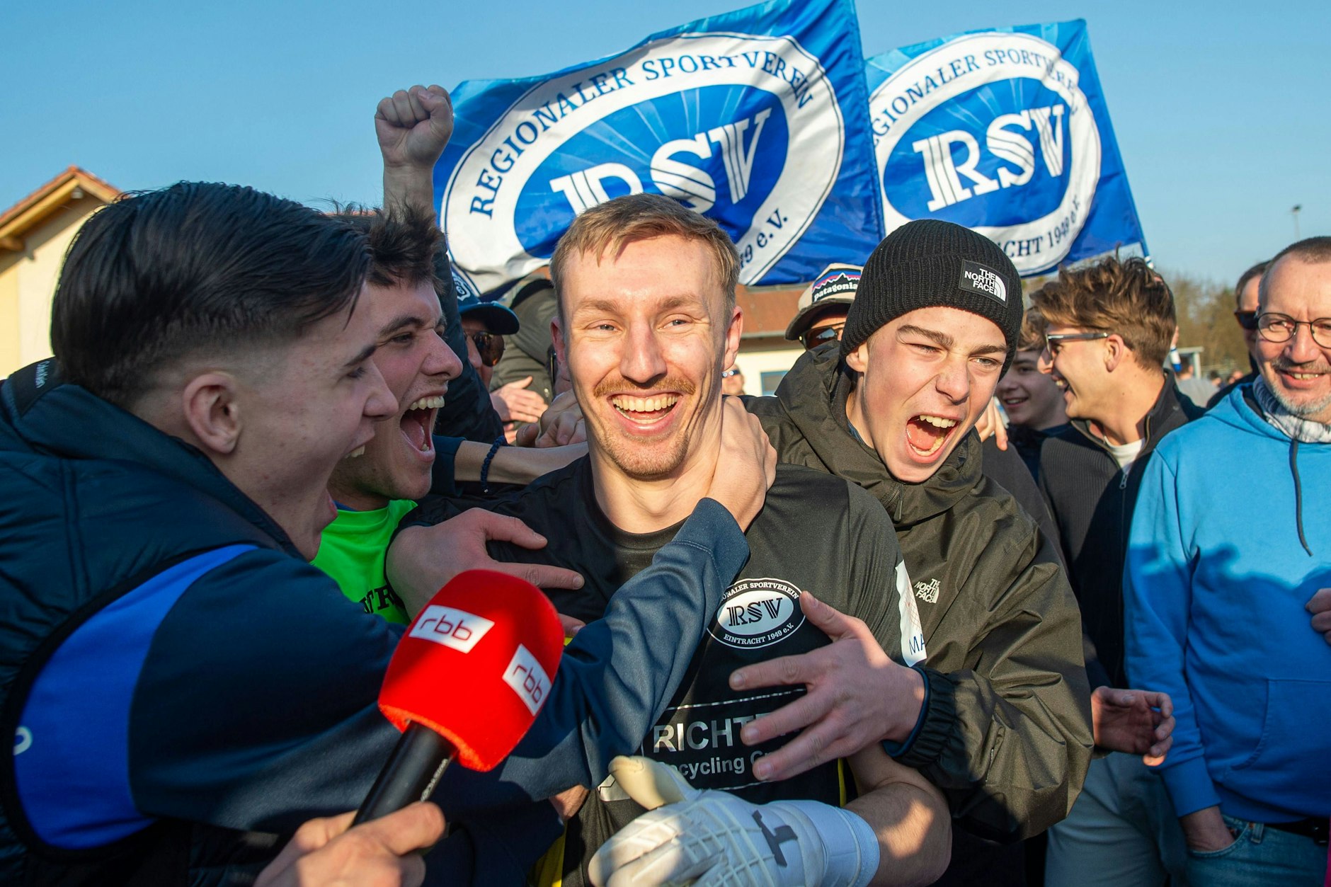 Daniel Hemicker, Torwart des RSV Eintracht Stahnsdorf, hält im Brandenburger Pokal-Halbfinale drei Elfmeter gegen Energie Cottbus.
