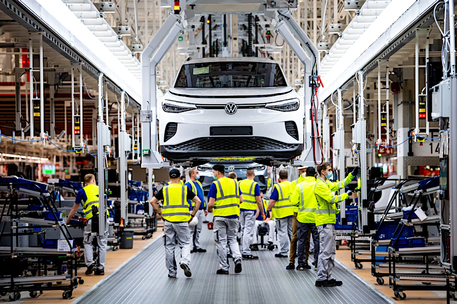 Mitarbeiter von VW arbeiten in einem Werk in Emden.
