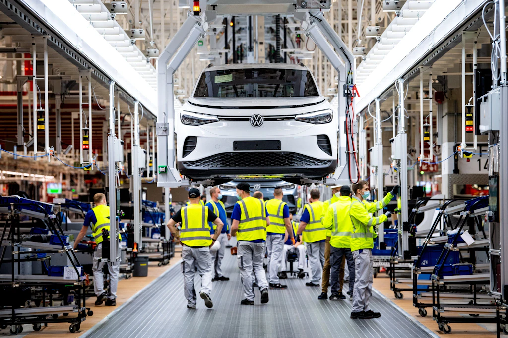 Schwarz-Rot will neue E-Auto-Prämie: So reagieren VW, BMW und Mercedes