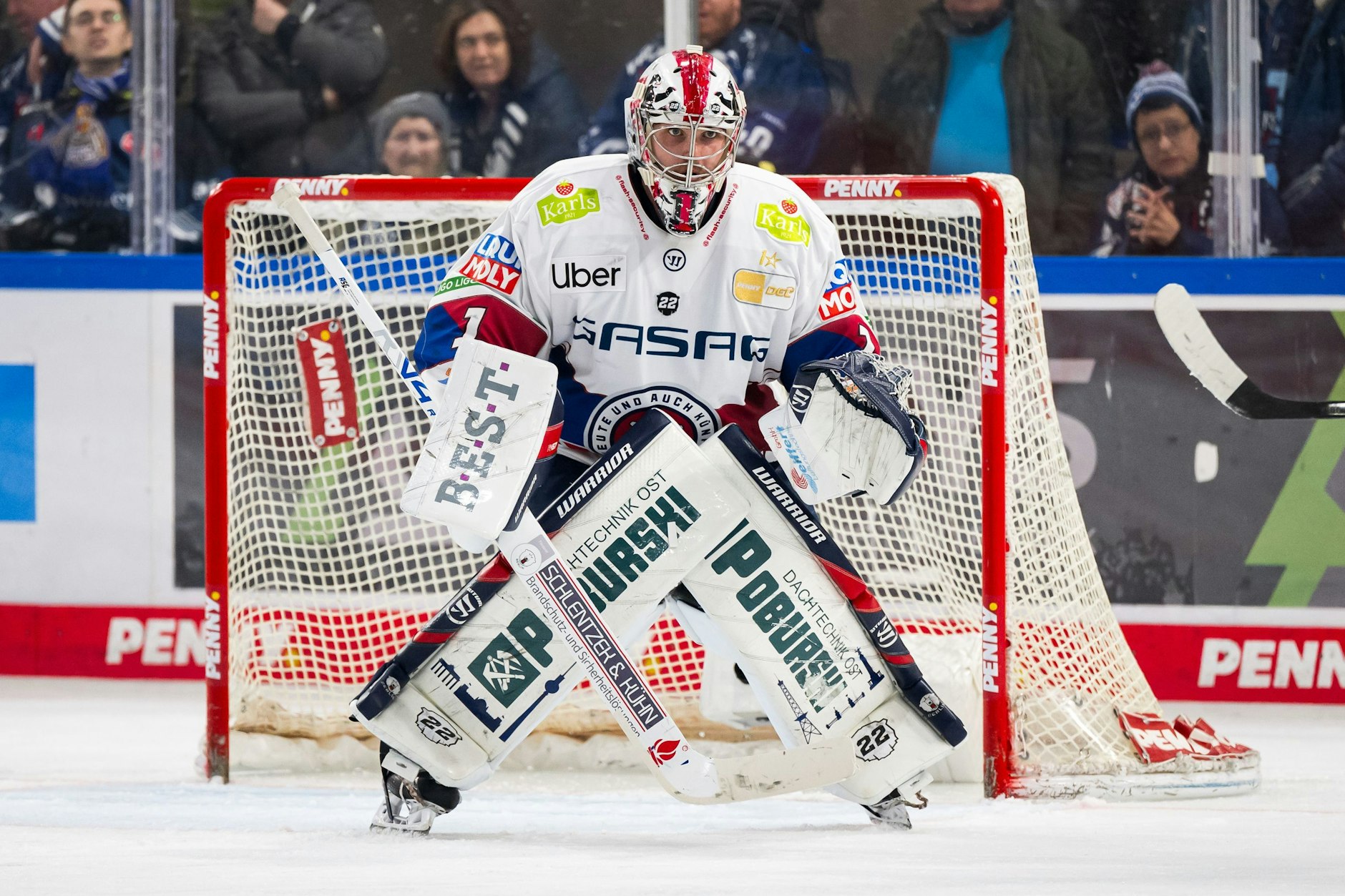 Torhüter Jonas Stettmer von den Eisbären Berlin während des Spiels zwischen den Straubing Tigers und dem EHC Eisbären