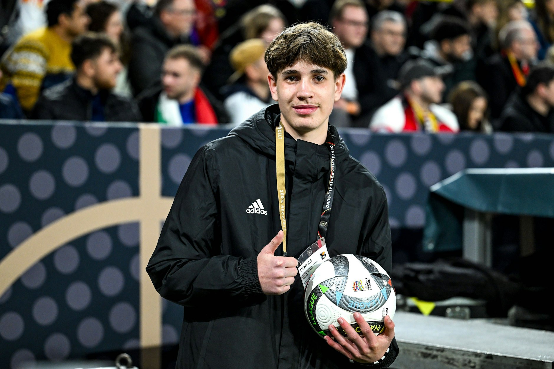 Der Balljunge Noel Urbaniak, der Joshua Kimmich, den Ball zum Eckball zuwarf, aus dem ein Tor für die DFB-Elf entstand.