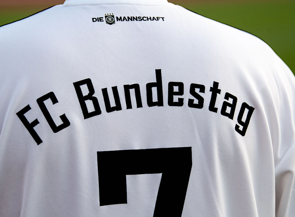 Beim FC Bundestag durften seit einem Jahr keine AfD-Politiker mehr mitspielen. Das entschieden die Mitglieder des Vereins. Doch die AfDler klagten auf Wiederaufnahme und bekamen nun recht.
