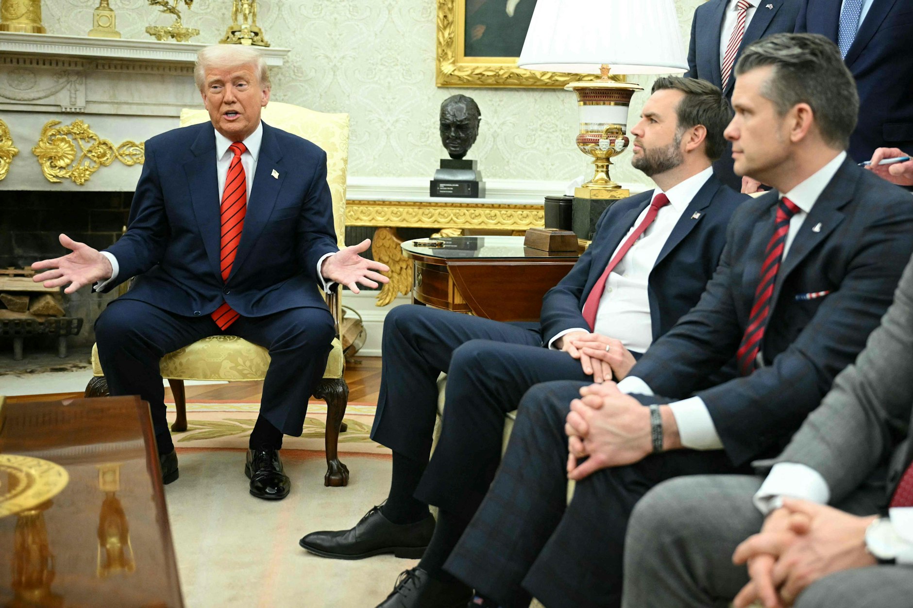 US-Präsident Donald Trump, Vizepräsident J.D. Vance und Verteidigungsminister Pete Hegseth im Weißen Haus (v.l.n.r.)