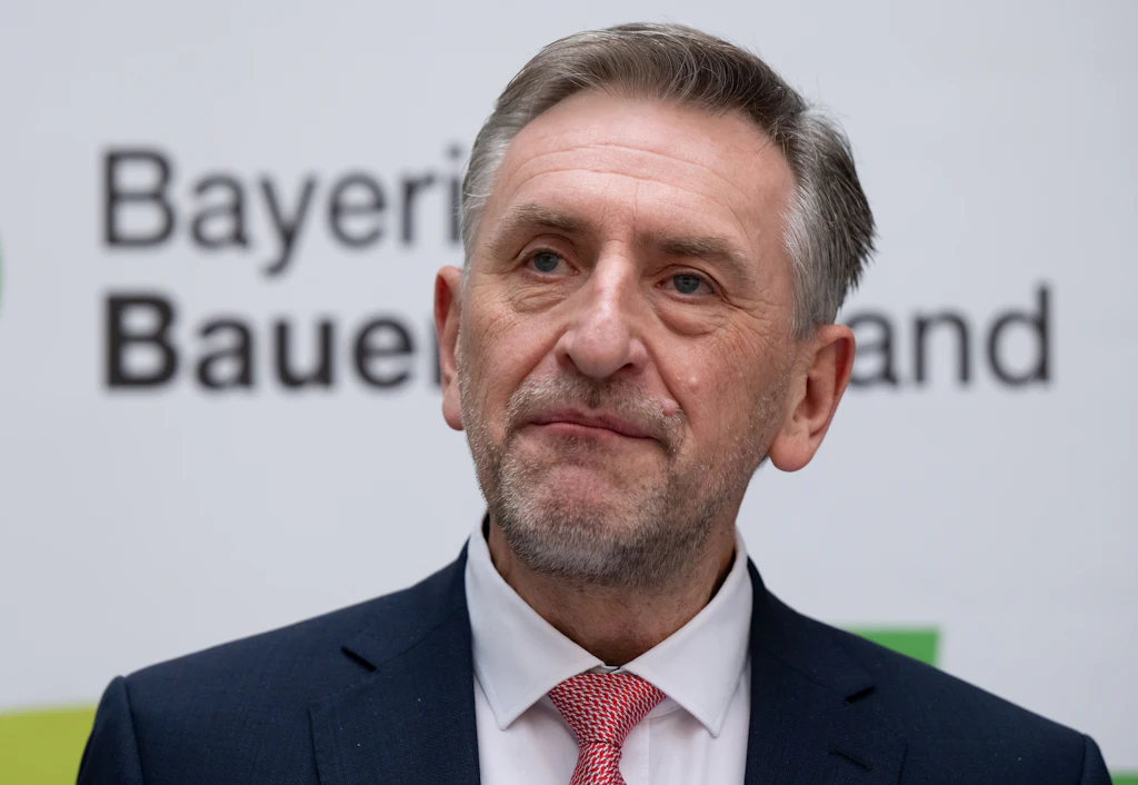 Günther Felßner, Präsident des Bayerischen Bauernverbands, gibt eine persönliche Erklärung ab. 