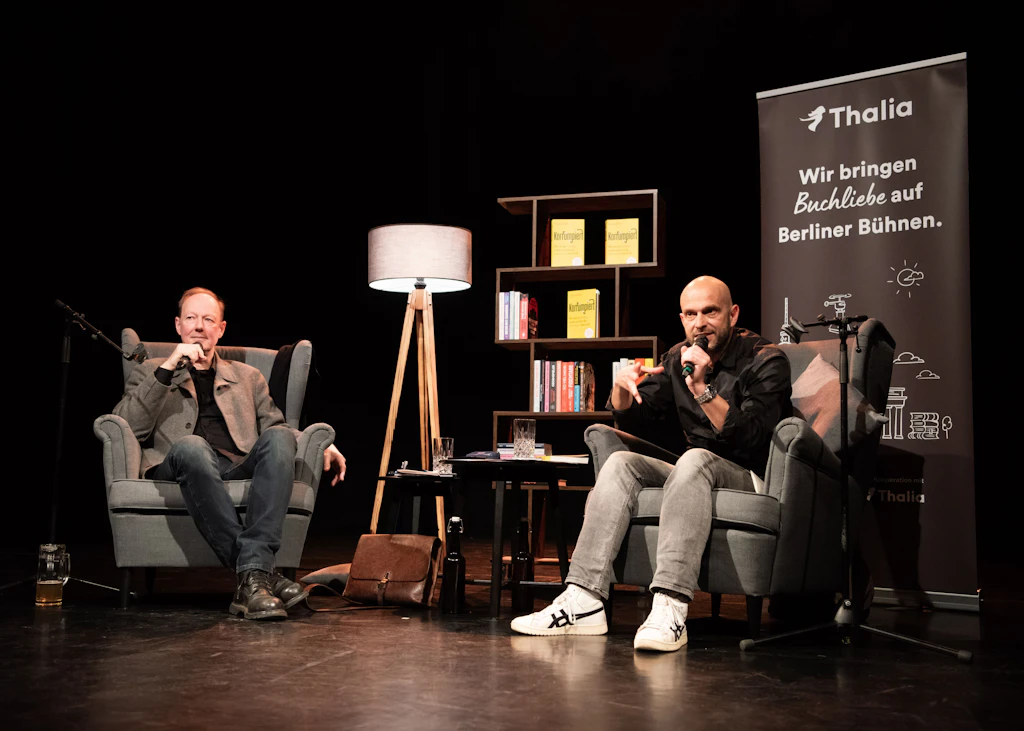 Beide Mitglieder bei Die Partei und beide hoffnungslose Idealisten: Martin Sonneborn und Marco Bülow (r.)