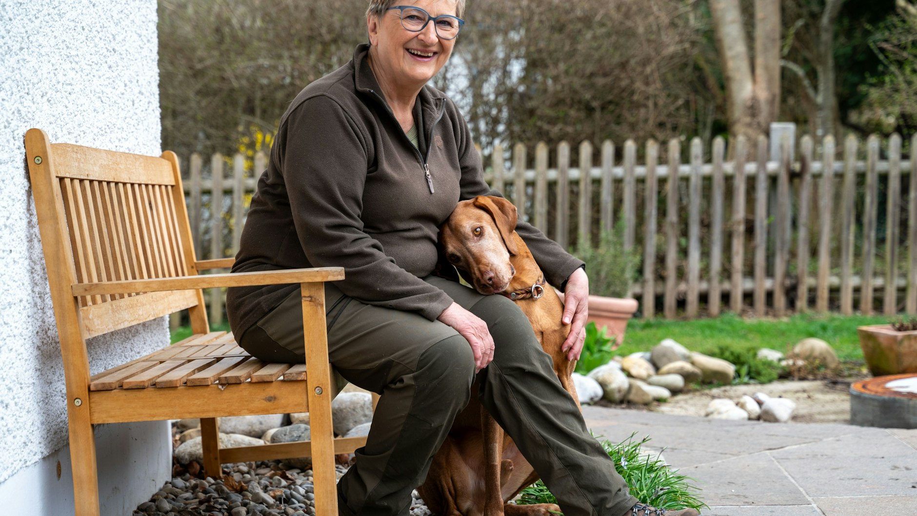 Jutta Zedelmaier ist mit ihrem Hund Urax viel in der Natur unterwegs - Fernsehen schaut er hingegen nur selten.