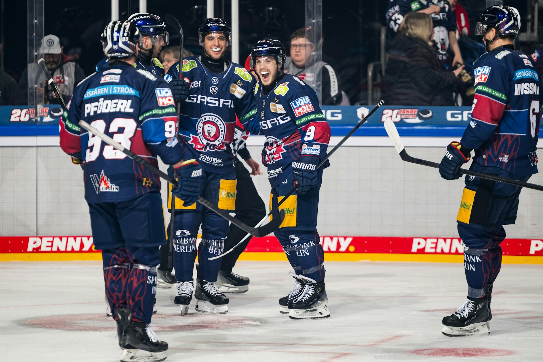 Frederik Tiffels und Ty Ronning von den Eisbären Berlin feiern das Tor zum 1:0 beim fünften Viertelfinale gegen die Straubing Tigers in der Arena am Ostbahnhof.