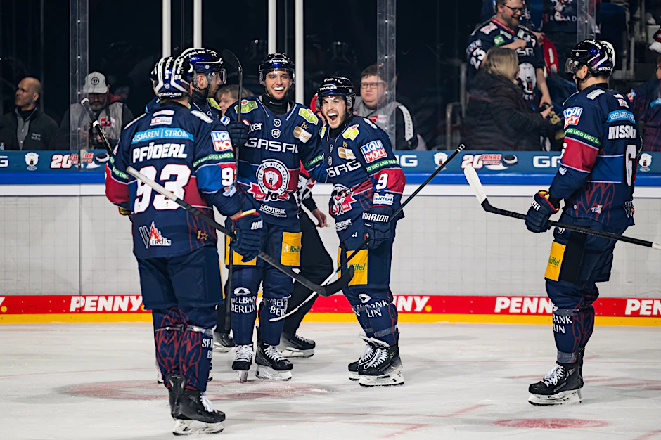 Frederik Tiffels und Ty Ronning von den Eisbären Berlin feiern das Tor zum 1:0 beim fünften Viertelfinale gegen die Straubing Tigers in der Arena am Ostbahnhof.