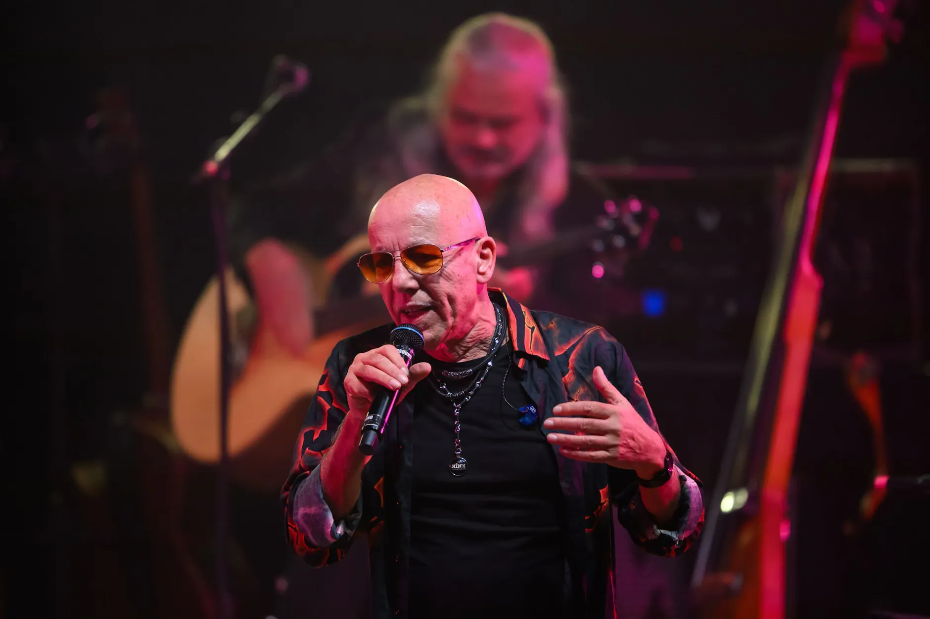 Toni Krahl bei einem Konzert mit Silly. Hinter ihm steht Bass-Mann Jäcki Reznicek.