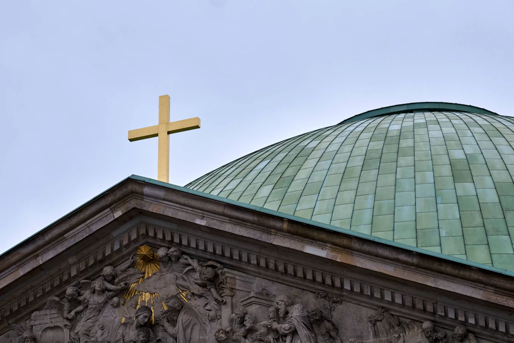 Das Kreuz ist von der Dachmitte zum Eingang gewandert, doch mehr als das hat sich verändert.