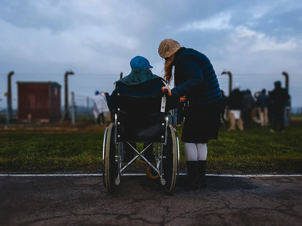 Pflege und Armut: Wer steht den pflegenden Angehörigen zur Seite?