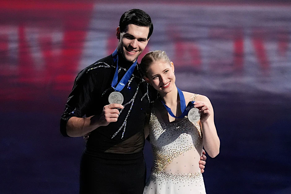 Die WM-Silbermedaillengewinner Minerva Fabienne Hase und Nikita Wolodin aus Berlin posieren mit ihren Medaillen nach der Paarlauf-Kür.