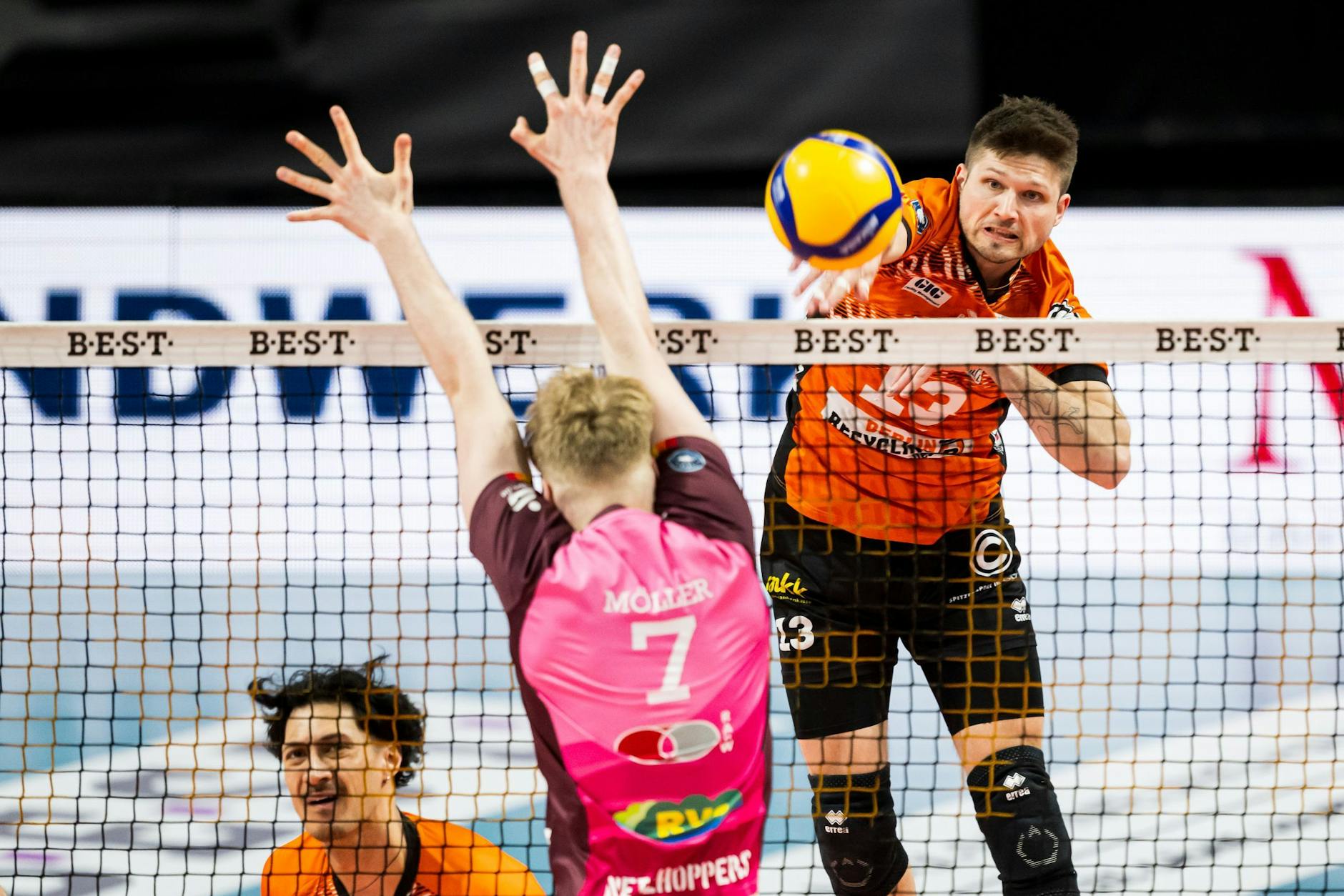Geht die Berliner Dominanz zu Ende? Ruben Schott von den BR Volleys schmettert den Ball im Spiel gegen die Netzhoppers Königs Wusterhausen übers Netz.