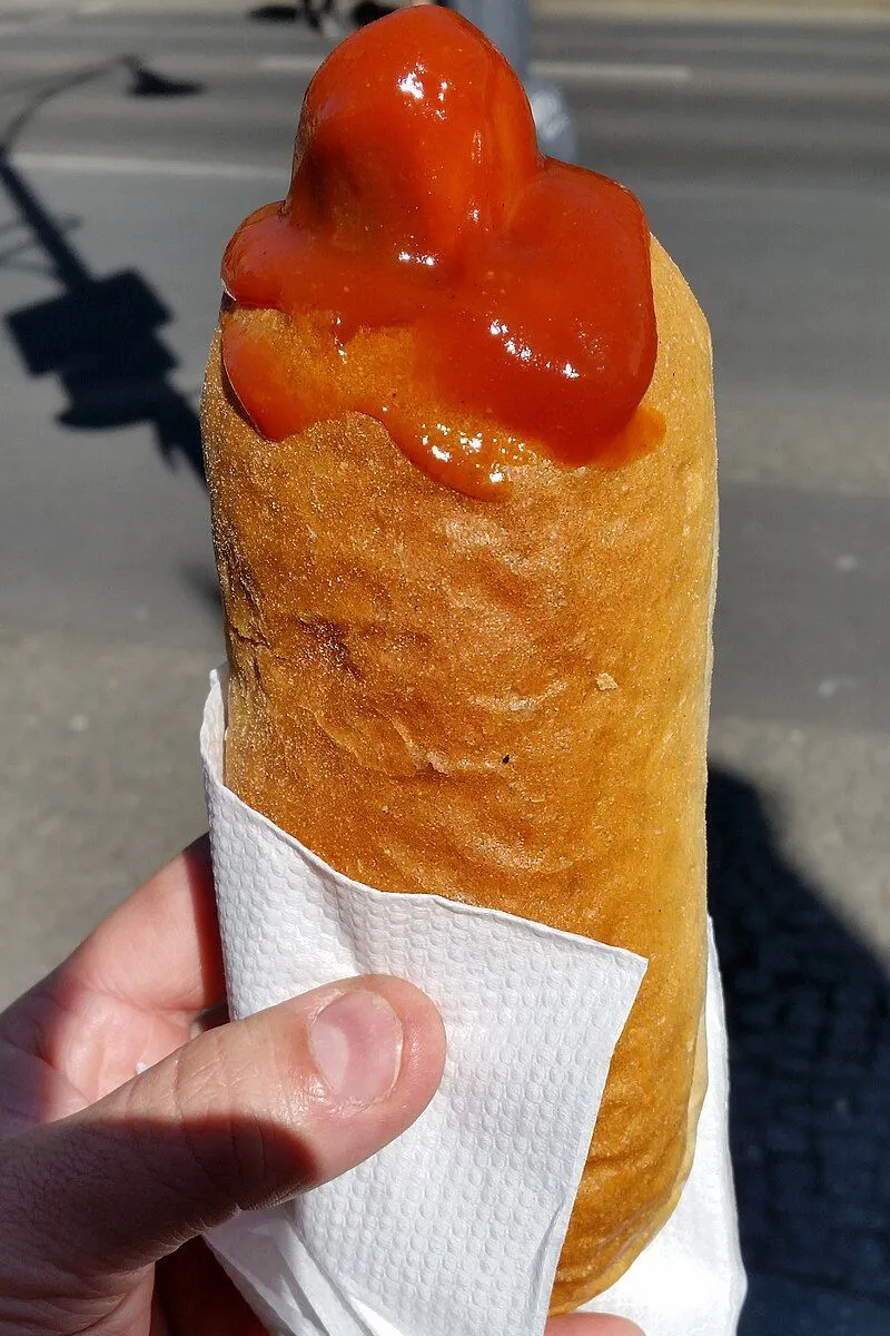 Ein längliches Weizenbrötchen, eine Wurst und viel Sauce: Das ist die Ketwurst.