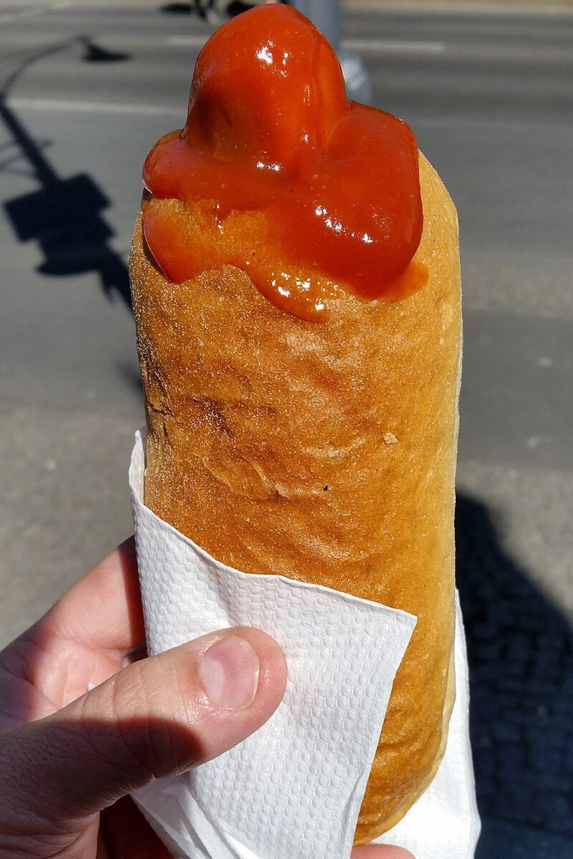 Ein längliches Weizenbrötchen, eine Wurst und viel Sauce: Das ist die Ketwurst.