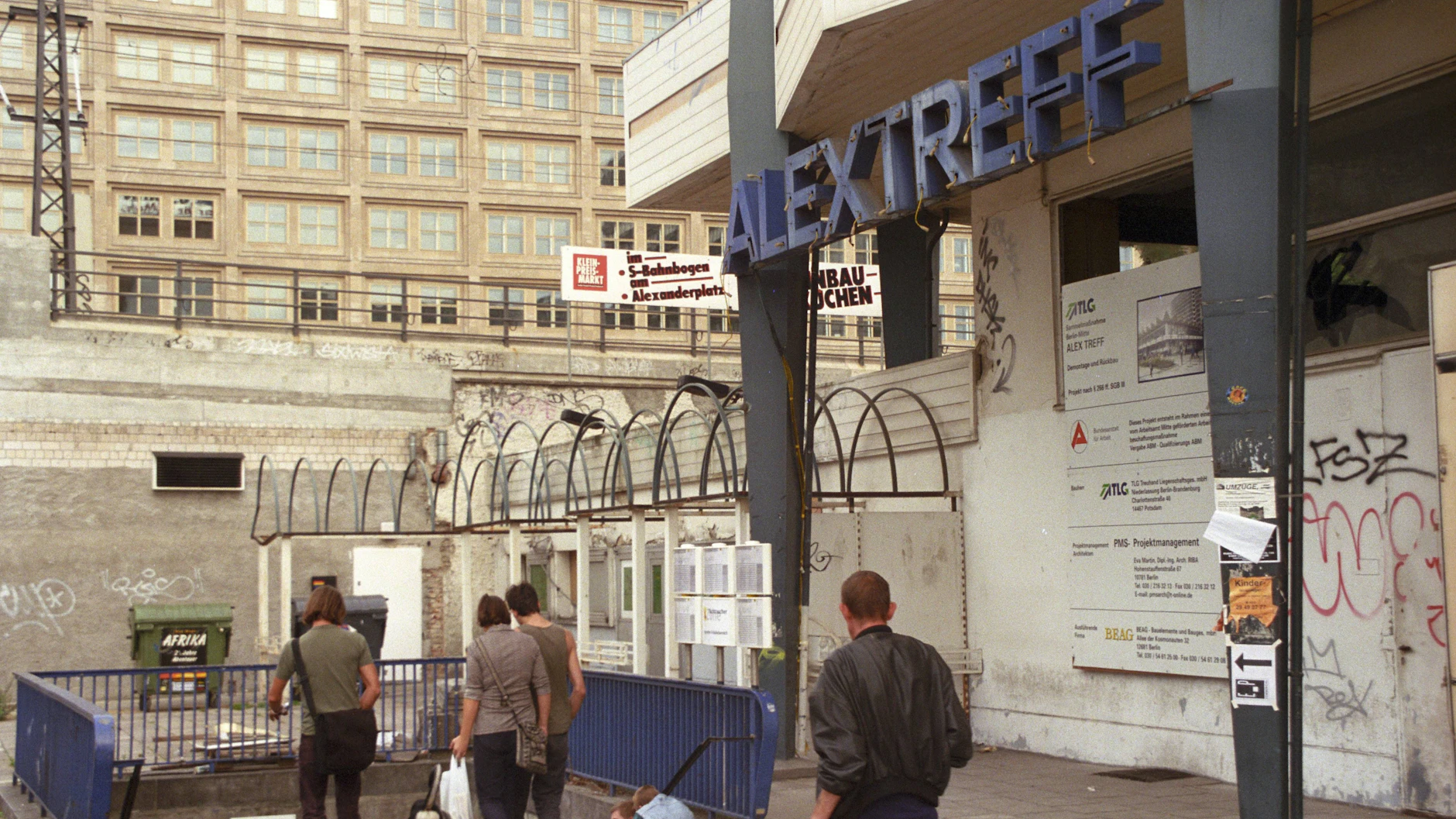 Der Alextreff am S-Bahnhof Alexanderplatz war eines der Gebäude, das nach der Wende leer stand (hier ein Foto von 1999) und dann abgerissen wurde. Hier feierte die Ketwurst 1979 Premiere.