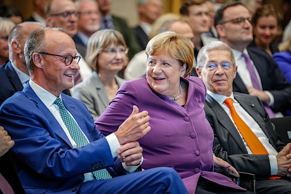 Droht Deutschland unter Kanzler Merz ein Weiter-so? Nach seinem gebrochenen Wahlversprechen muss er sich dringend neu erfinden, um das verlorene Vertrauen zurückzugewinnen, meint unsere Autorin.