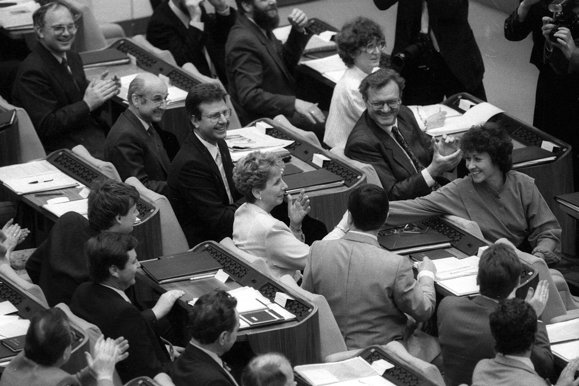 Sabine Bergmann-Pohl (M.) unmittelbar nach ihrer Wahl zur Volkskammerpräsidentin während der konstituierenden Sitzung der Volkskammer in Ost-Berlin