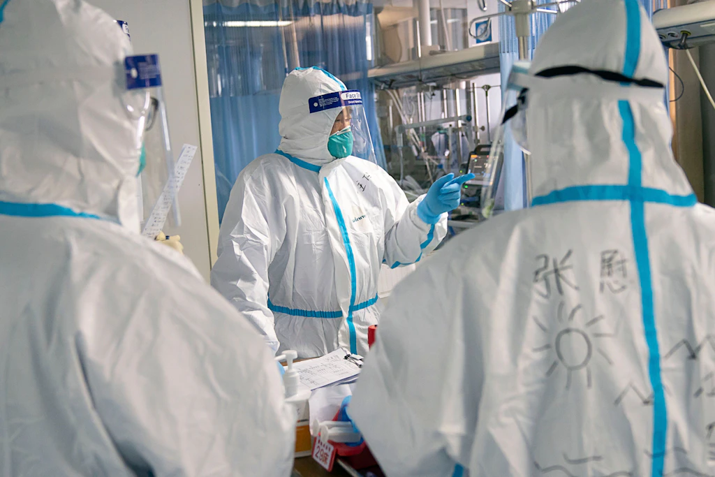 Ärzte in Schutzanzügen besprechen im Krankenhaus „Zhongnan“ der Universität Wuhan die Diagnose eines Patienten. Die Millionenstadt in Zentralchina gilt als der Ursprungsort der Corona-Pandemie.