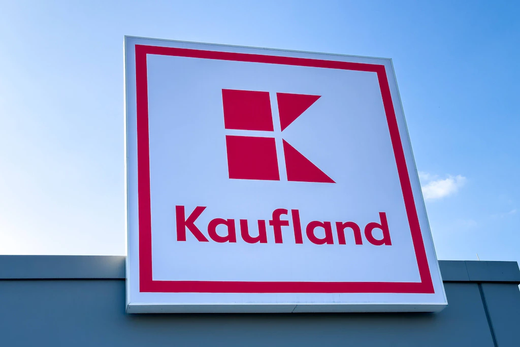 Kaufland-Filiale: Ab 2027 sollen in den Märkten des Handelskonzerns auch Produkte mit dem Naturland-Zeichen liegen.