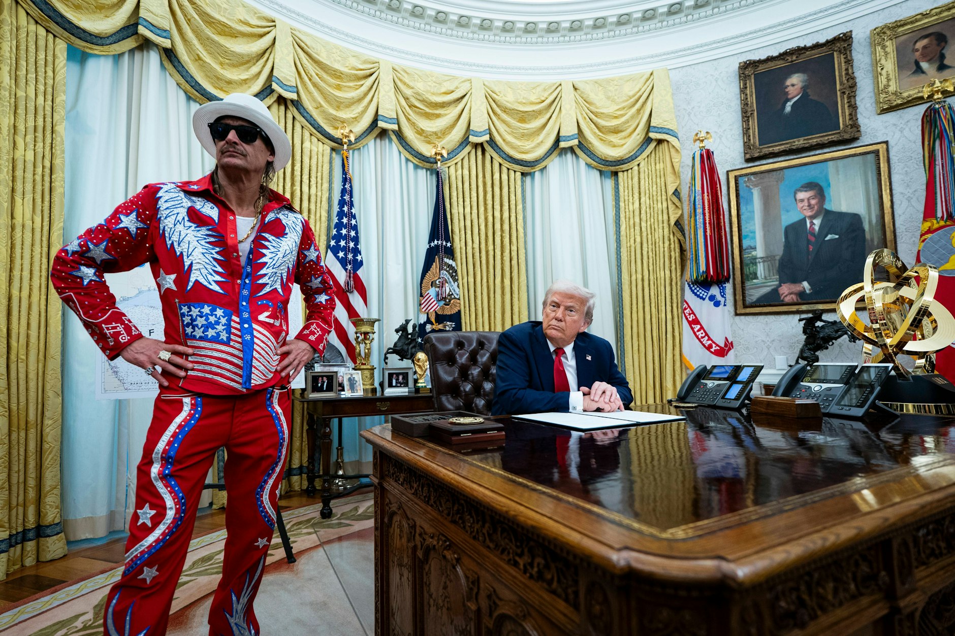 Dekrete unterschreiben im Oval Office: Das kann Donald Trump jetzt auch zu Hause bei Kid Rock.