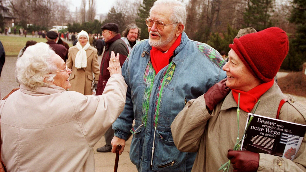 Ein Jahr vor seinem Tod: Karl-Eduard von Schnitzler besucht im Januar 2000 mit seiner Ehefrau Martha die Gedenkveranstaltung zum 81. Todestag von Karl Liebknecht und Rosa Luxemburg auf den Friedhof der Sozialisten in Berlin-Friedrichsfelde. 