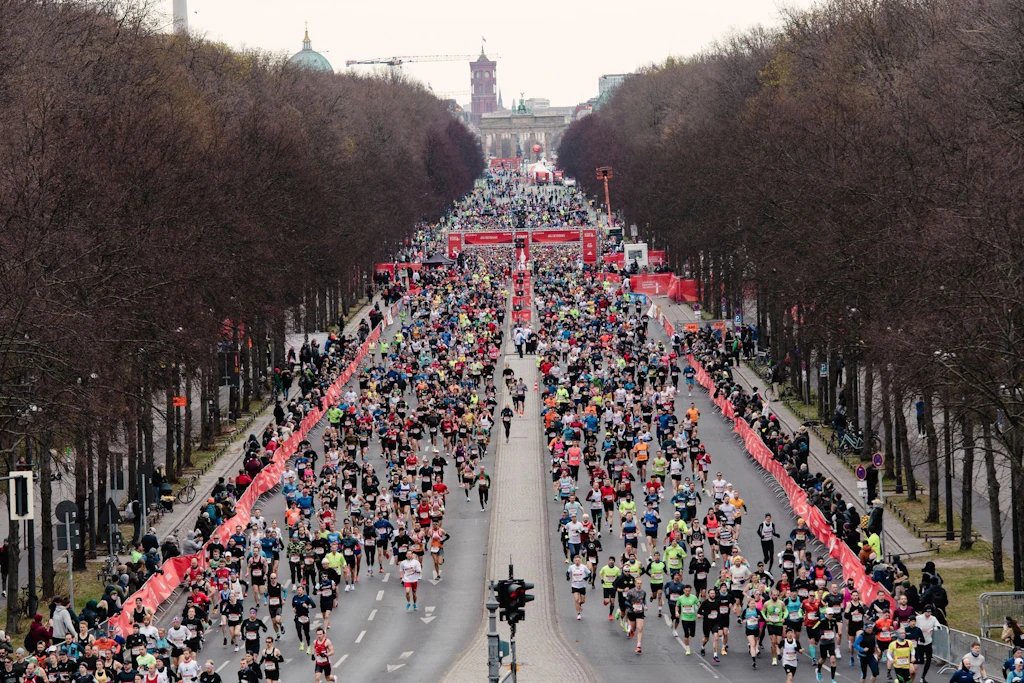 Der Berliner Halbmarathon: Das Ziel ist das Brandenburger Tor, gleich nach dem Start laufen die Sportler eine Runde um die Siegessäule.