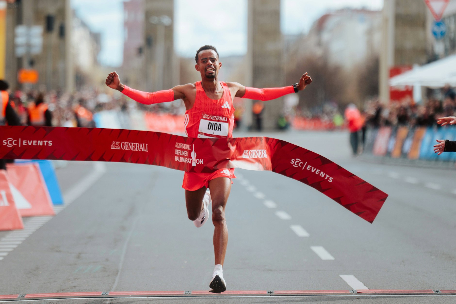 Der Äthiopier Gemechu Dida hat den Berliner Halbmarathon 2025 gewonnen.