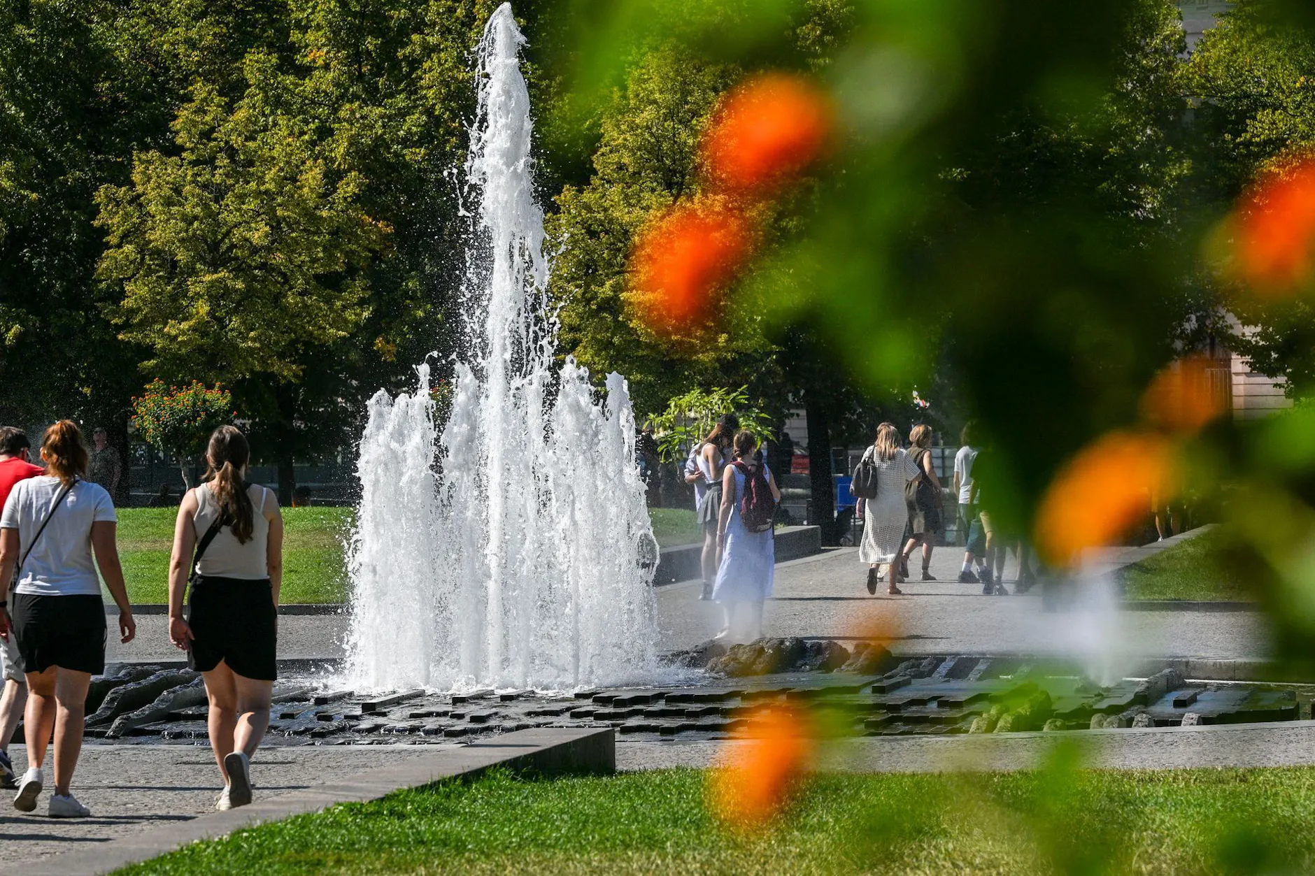 Die Fontänen des Brunnens im Lustgarten sind zur Abkühlung ein beliebtes Ziel von Passanten. In Berlin-Mitte gehen Gründonnerstag alle 38 Zierbrunnen an den Start.