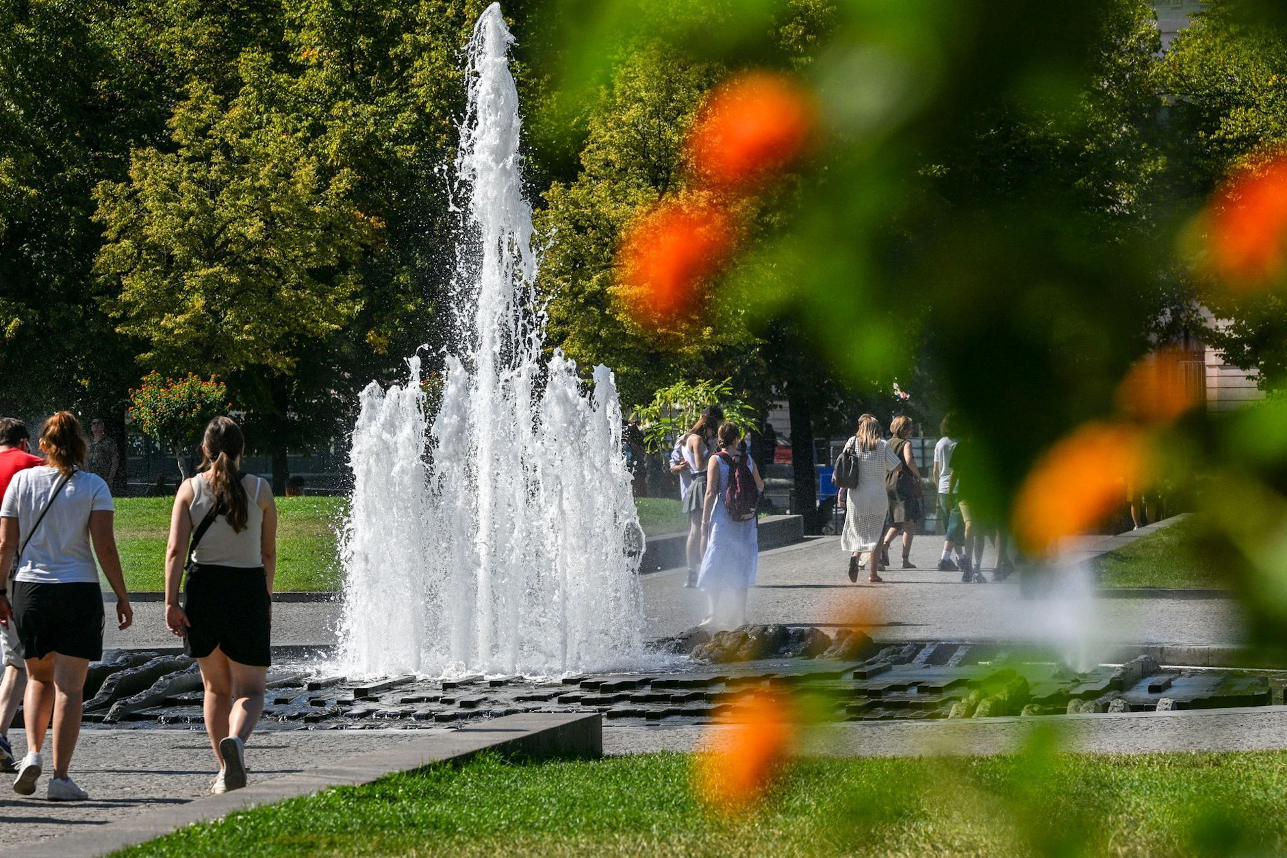 Die Fontänen des Brunnens im Lustgarten sind zur Abkühlung ein beliebtes Ziel von Passanten. In Berlin-Mitte gehen Gründonnerstag alle 38 Zierbrunnen an den Start.