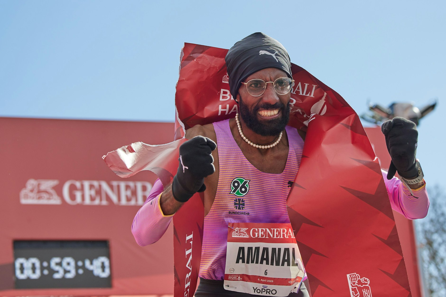 Amanal Petros jubelt über seinen deutschen Rekord beim Halbmarathon in Berlin.