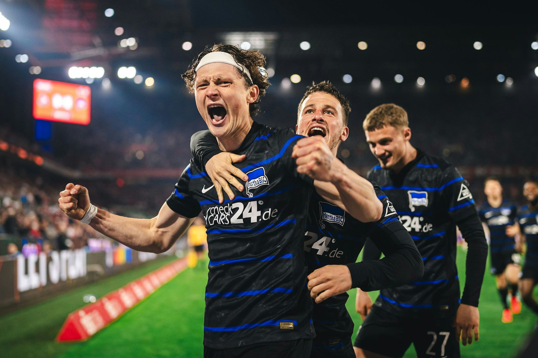 Fabian Reese von Hertha BSC feiert sein Siegtor gegen den 1. FC Köln.