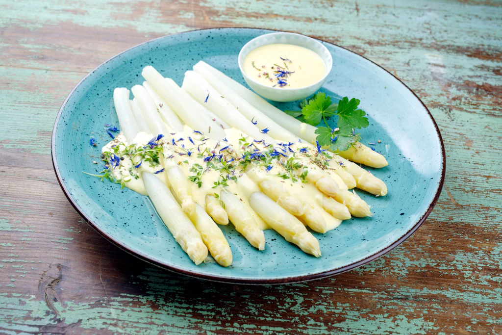 Nach alten DDR-Rezept: (Beelitzer) Spargel mit holländischer Soße