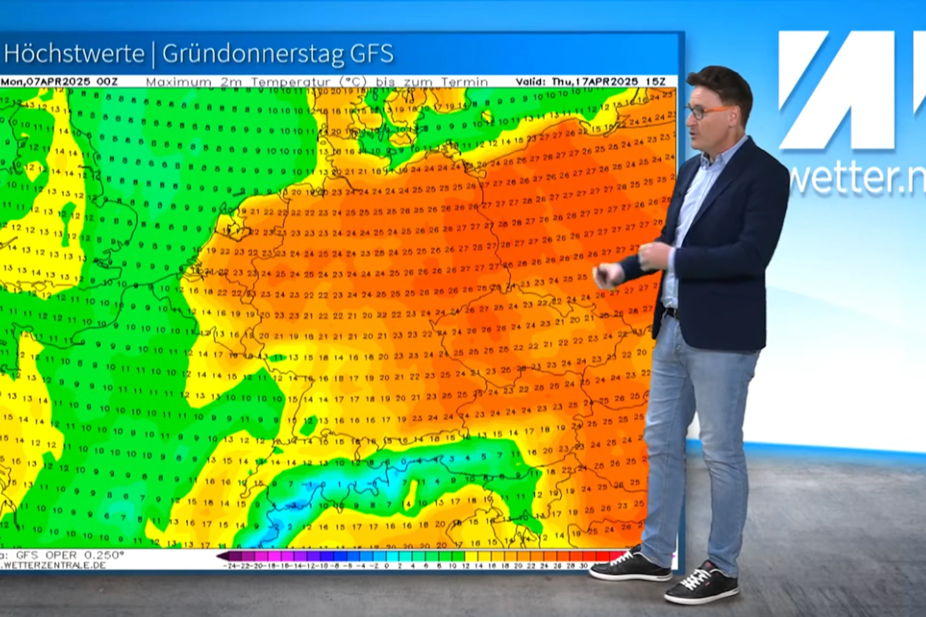 Meteorologe Dominik Jung von wetter.net vor der Wetterkarte, die die Hitzewelle für Gründonnerstag anzeigt. 