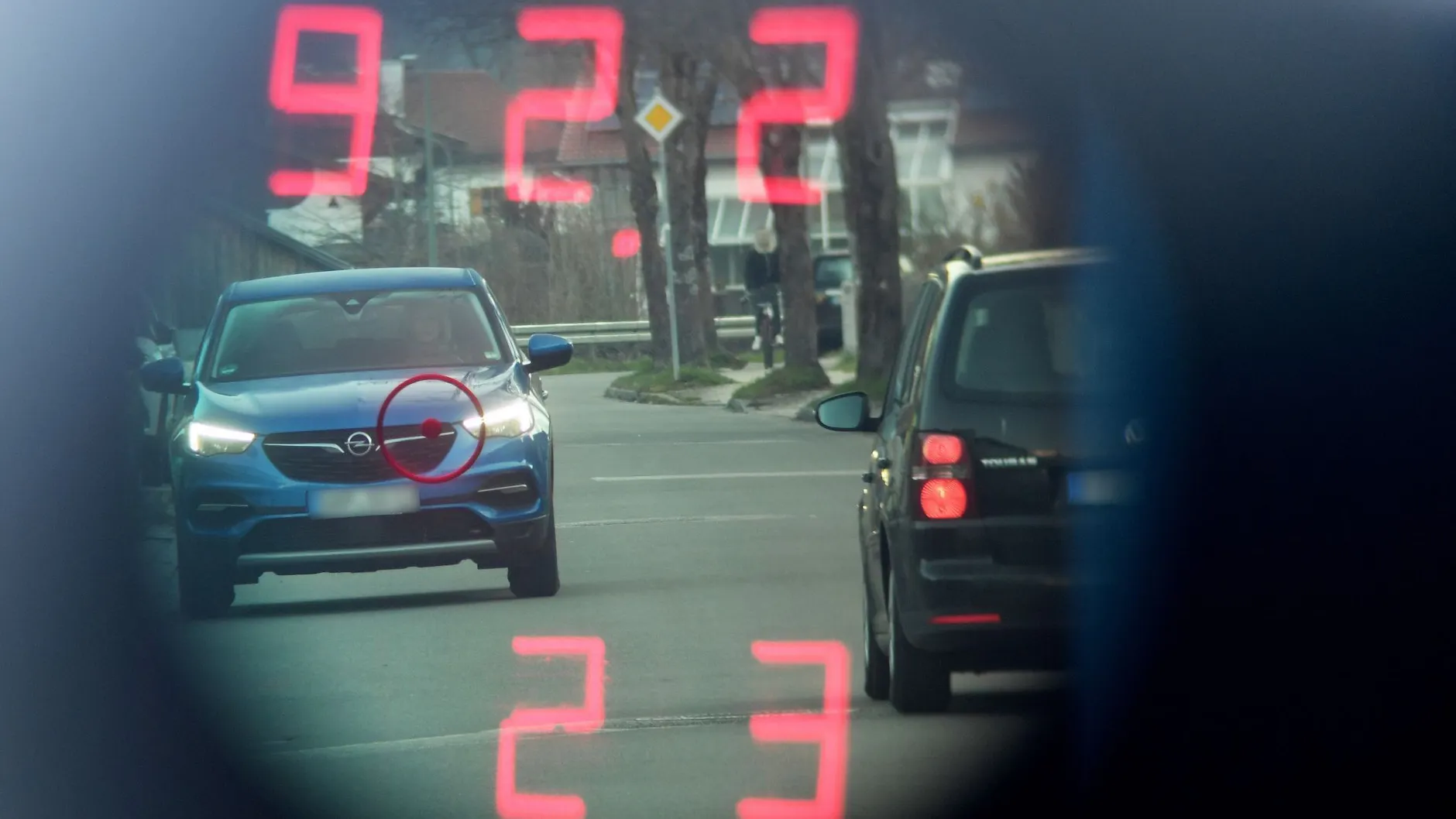 Blick durch das Innere eines Polizeiblitzers. Deutschlandweit wird geblitzt, nur Berlin und das Saarland scheren aus.