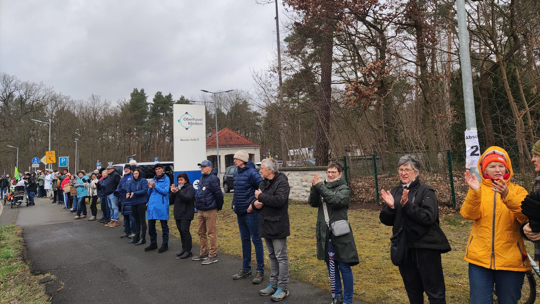 Sie kämpfen für den Erhalt der Klinik: 2000 Hennigsdorfer bildeten eine Menschenkette um das Klinikgelände.