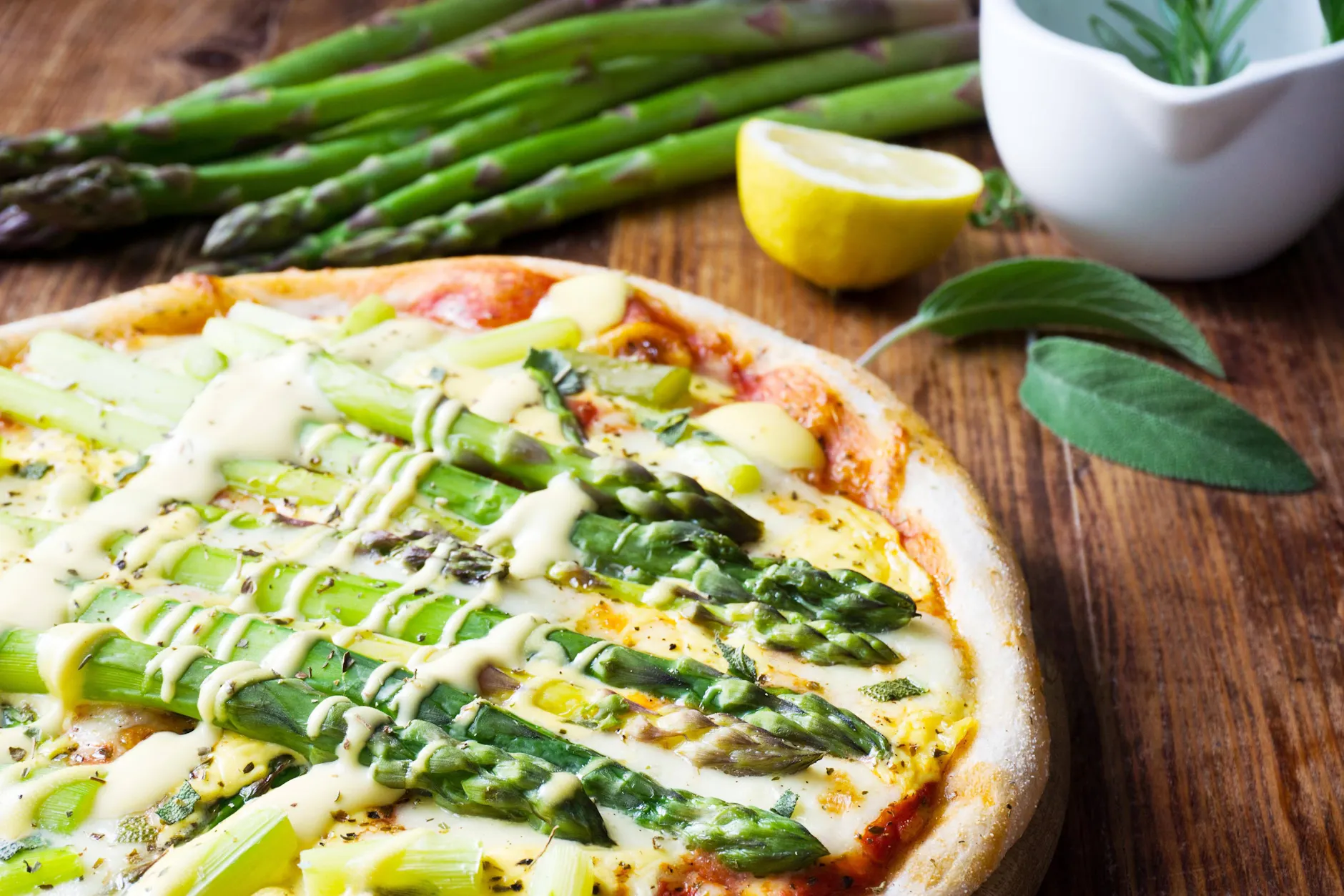 Eine Spargelpizza mit Crème fraîche. Dafür eignet sich sowohl grüner als auch weißer Spargel.