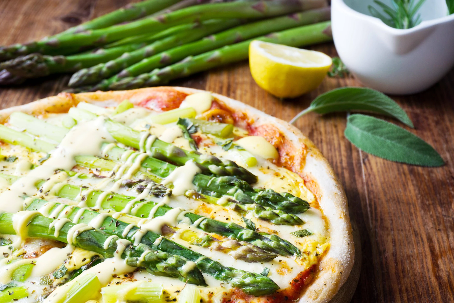 Eine Spargelpizza mit Crème fraîche. Dafür eignet sich sowohl grüner als auch weißer Spargel.