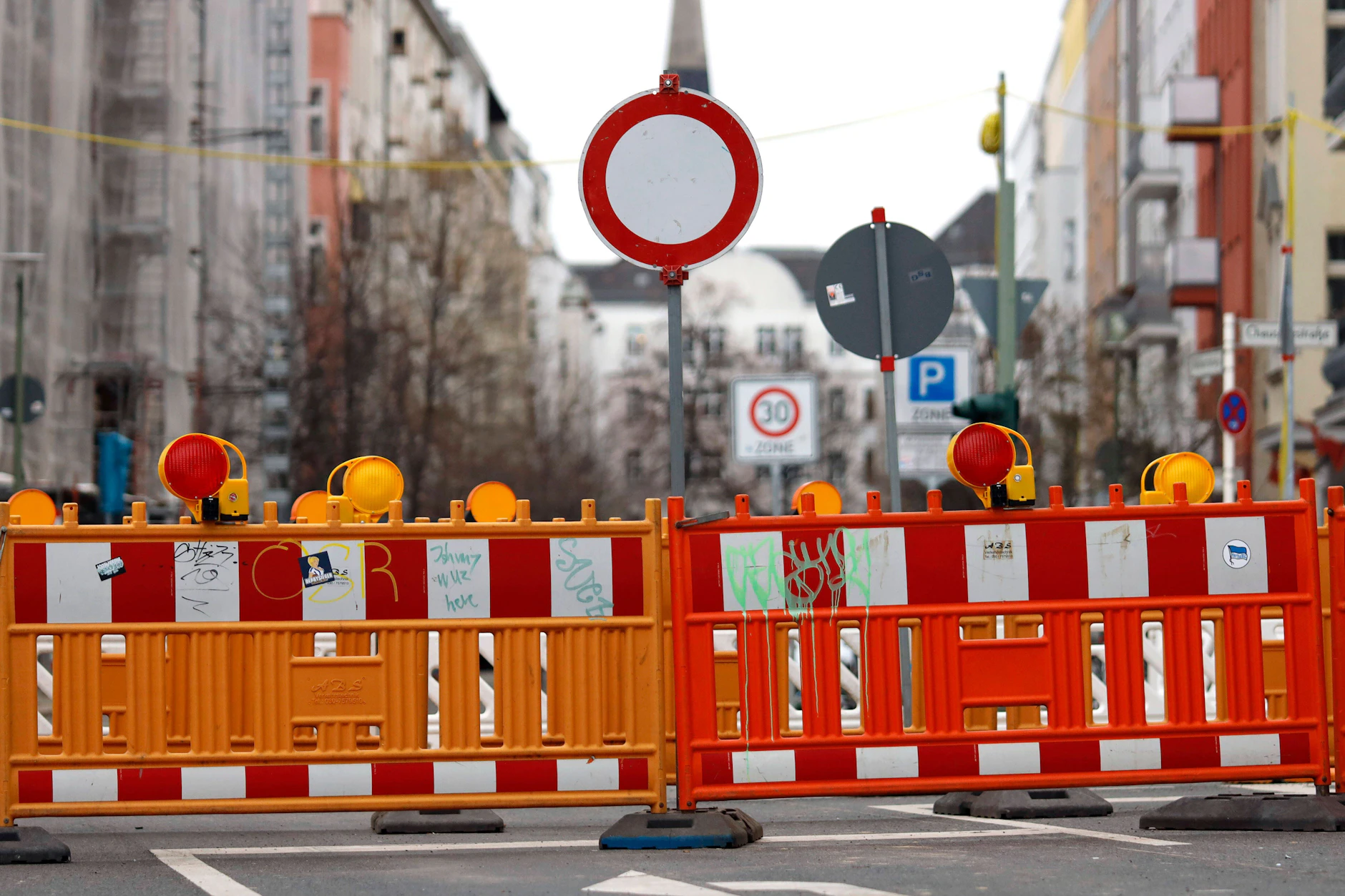 Für Berliner Autofahrer kommen am Dienstagmorgen weitere Baustellen dazu. Es kommt zu Fahrbahnverengungen, Straßensperrungen und Umleitungen.