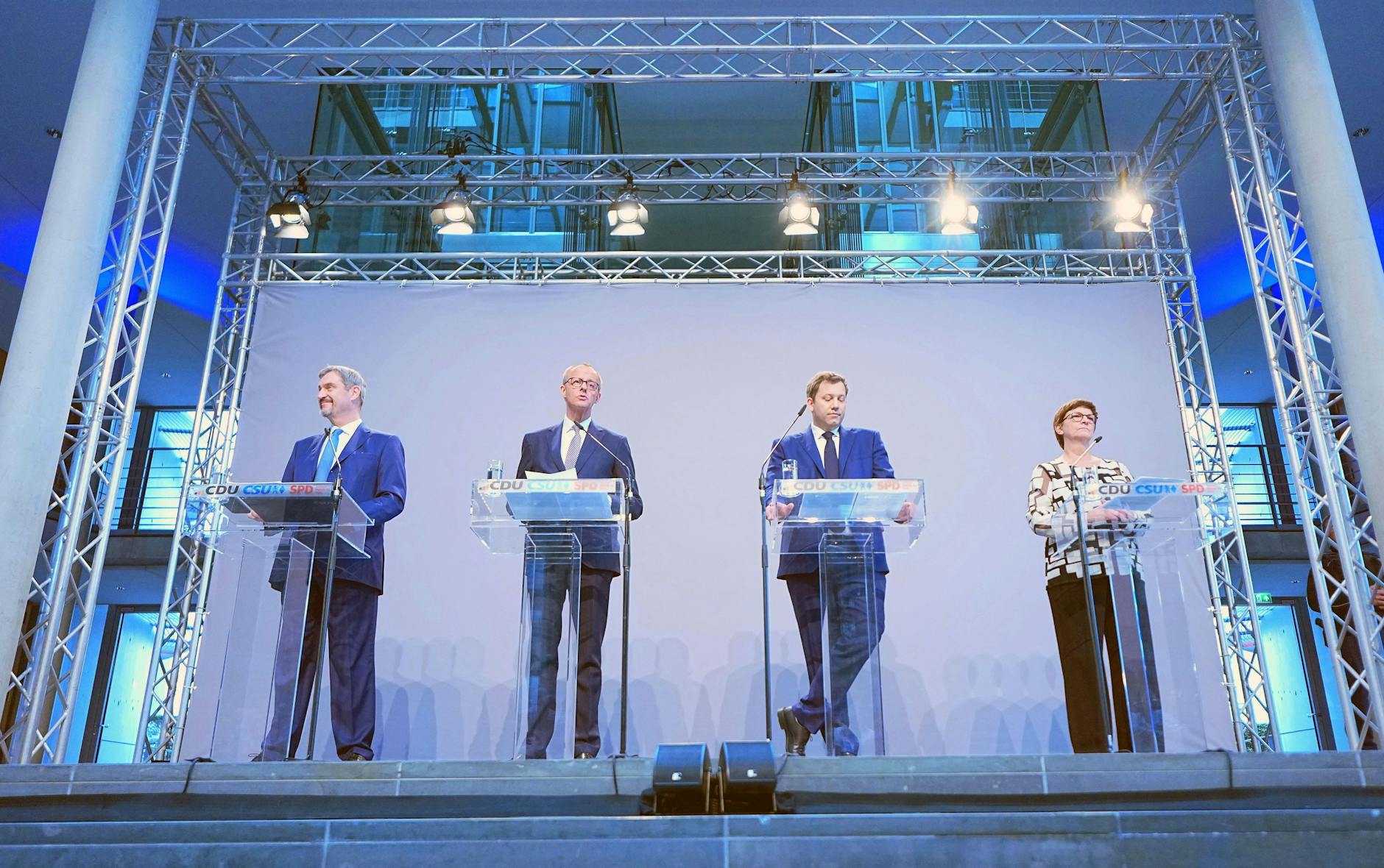 Markus Söder, Friedrich Merz, Lars Klingbeil und Saskia Esken, geben eine Pressekonferenz zur Vorstellung des Koalitionsvertrages.