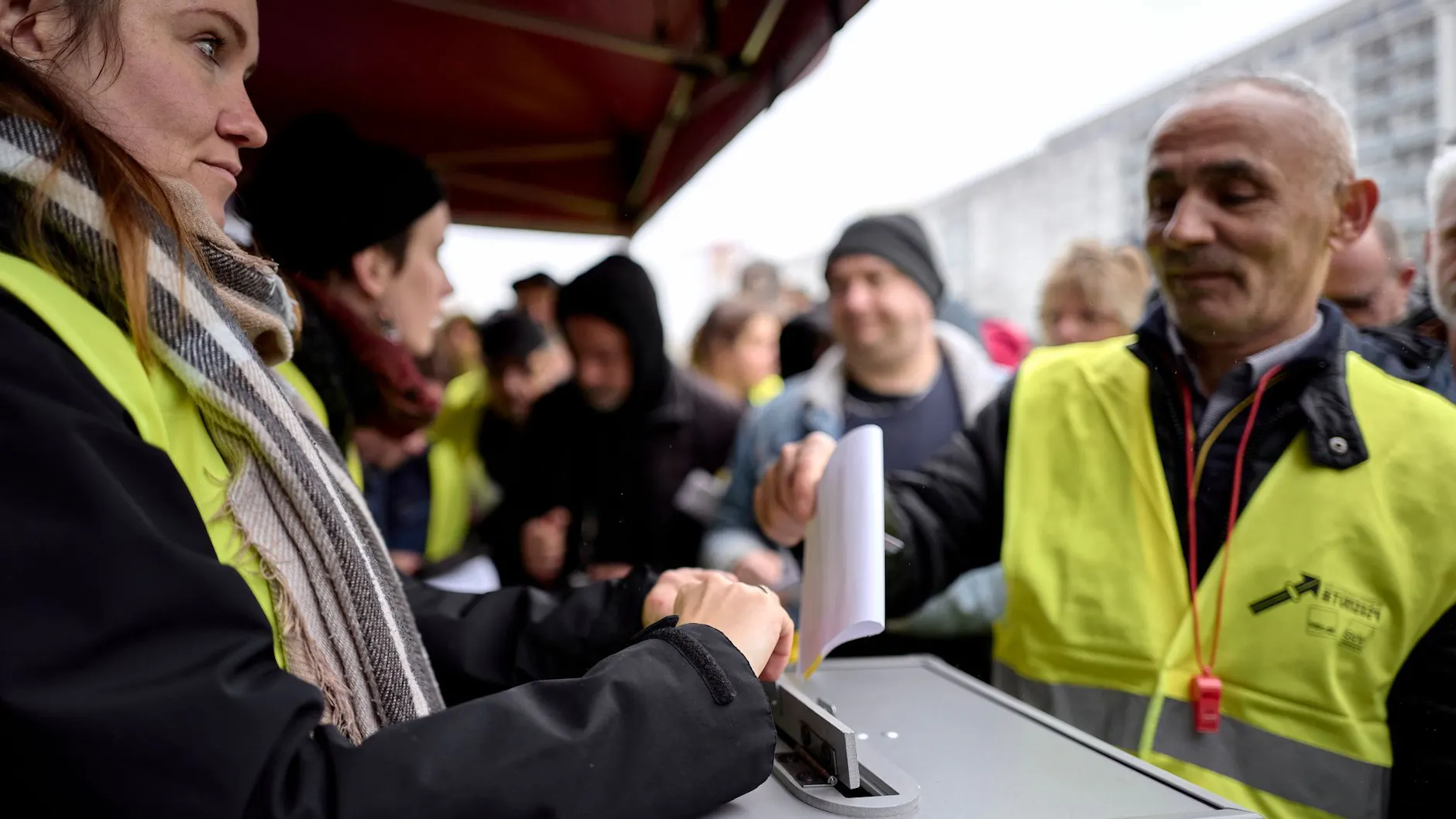 Die Mitarbeiter der BVG stimmen bis zum 28. April darüber ab, ob sie den ausgehandelten Tarifabschluss annehmen (Symbolfoto).