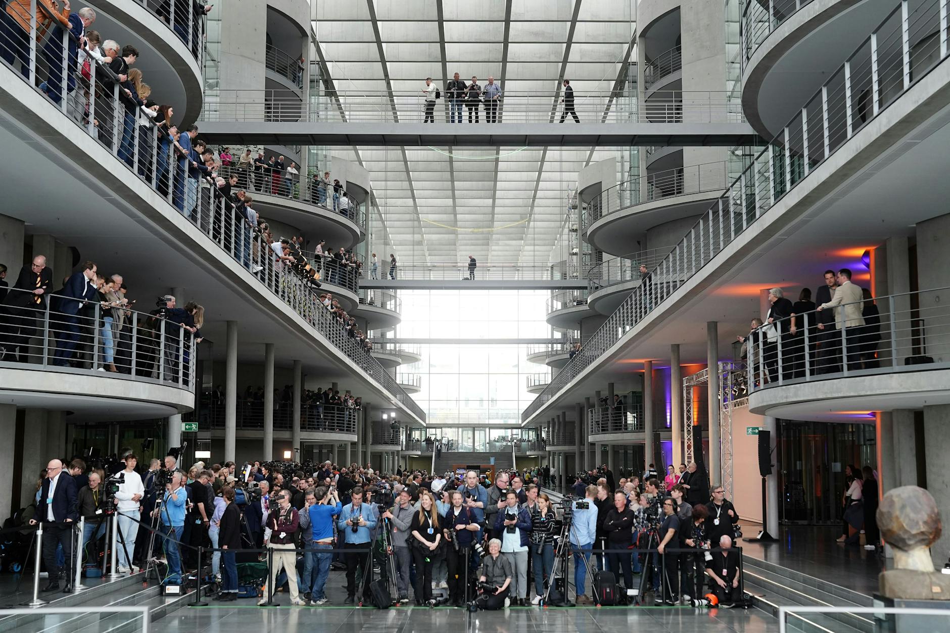 Medienvertreter versammeln sich vor der Pressekonferenz