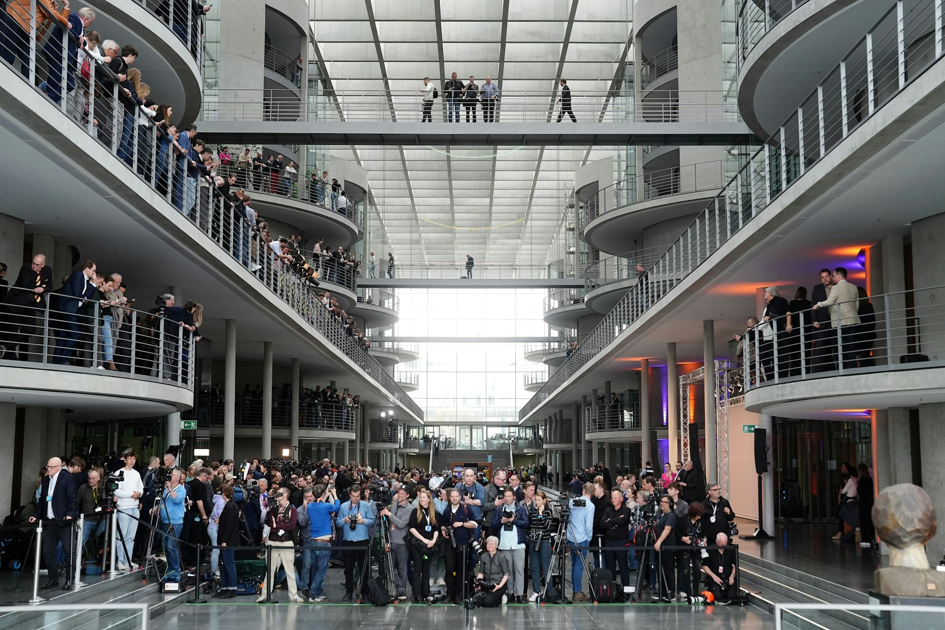 Medienvertreter versammeln sich vor der Pressekonferenz