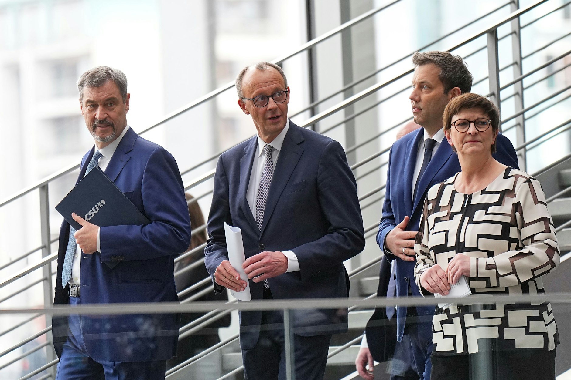 Markus Söder (l-r), , Friedrich Merz, Lars Klingbeil,Saskia Esken, auf dem Weg zur Pressekonferenz von Union und SPD