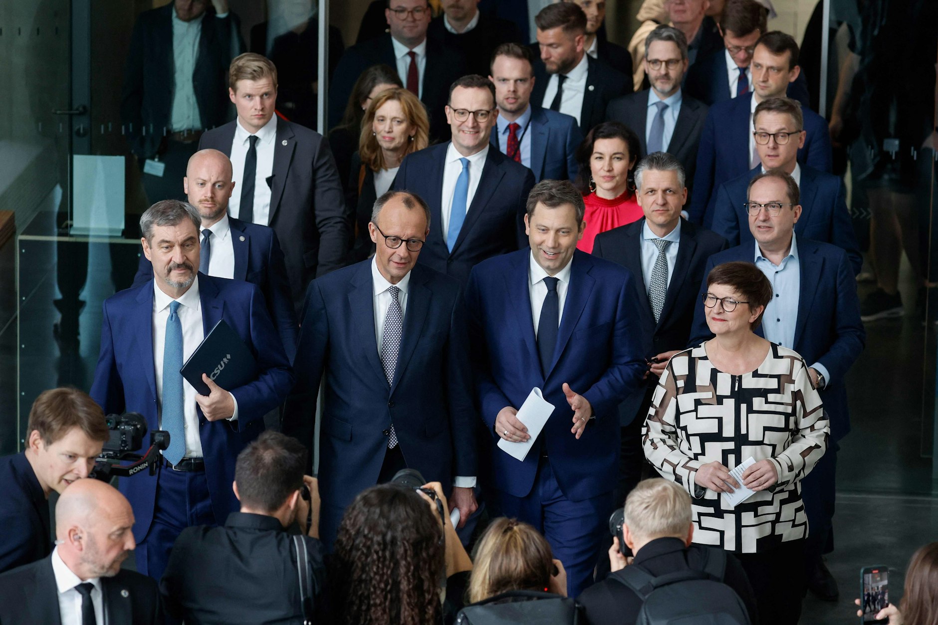 Friedrich Merz,  Lars Klingbeil kommen mit anderen Parteikollegen  im Paul-Loebe-Haus in Berlin an.