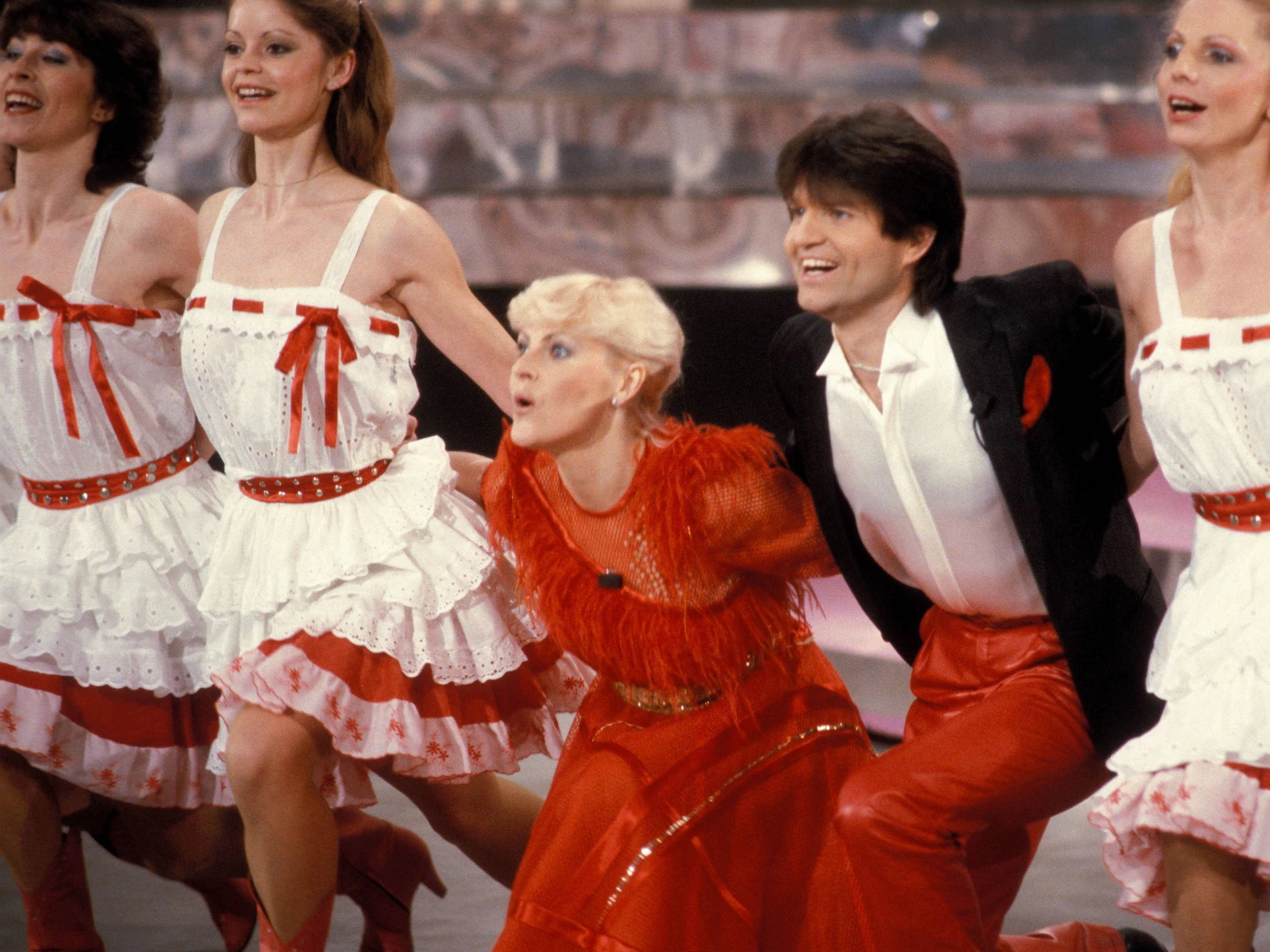 Beim Kessel Buntes im Februar 1984: Die Moderatoren Petra Kusch-Lück und Uwe Jensen mit dem DDR-Fernsehballett in der Stadthalle Cottbus.