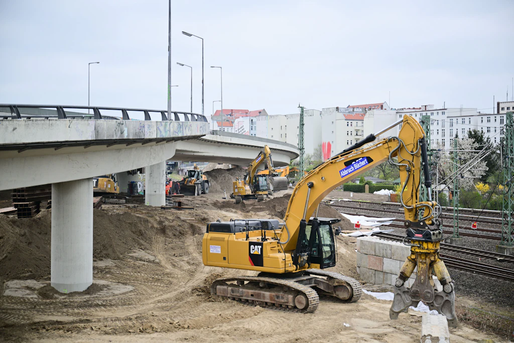 A100-Brückenabriss in Berlin: Hunderte wollten zuschauen – doch nichts passierte